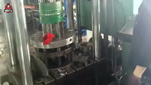 工廠實(shí)拍 一張鐵皮如何經(jīng)技術(shù)工人巧手變身為實(shí)用鐵盆